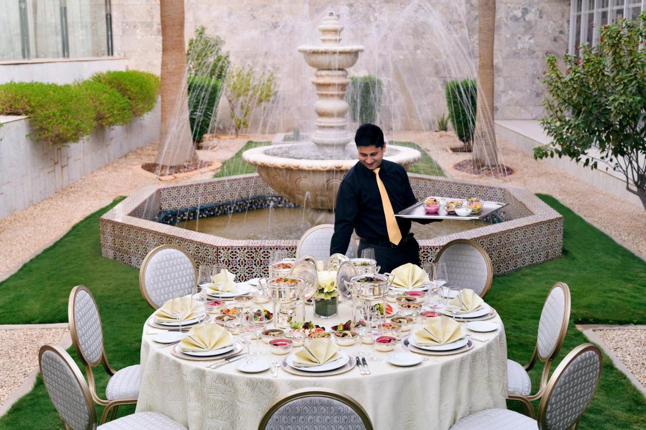 Intercontinental Riyadh By Ihg Hotel Exterior foto A butler at the Four Seasons Hotel in Cairo, Egypt